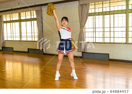 体育館で練習するチアリーダー 体育館で練習するチアリーダー 64984457
