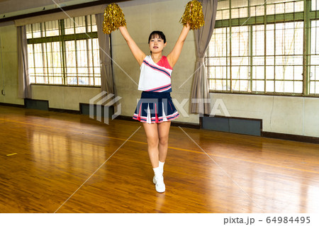 体育館で練習するチアリーダー 体育館で練習するチアリーダー 64984495
