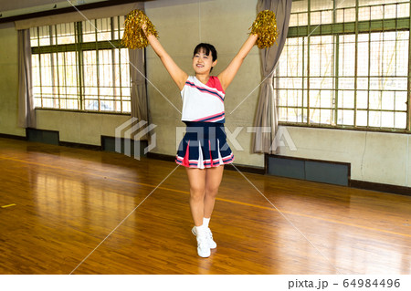体育館で練習するチアリーダー 64984496