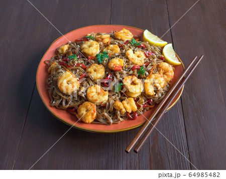 Asian udon noodles with fried shrimps 64985482