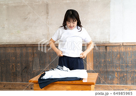 高画質　JK　着替え 教室で着替えをする女子高生の写真素材 [64985965] - PIXTA