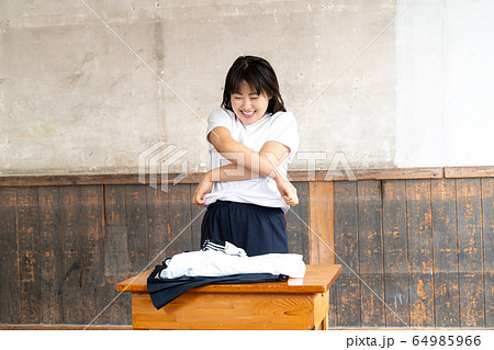 教室で着替えをする女子高生 64985966