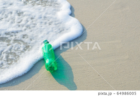 Soft drink bottles that were dropped into the sea were swept away at the beach. Soft drink bottles that were dropped into the sea were swept away at the beach. 64986005