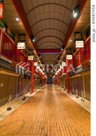 東京の都市風景 浅草寺 浅草西参道商店街 64987458