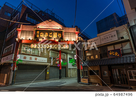 東京の都市風景 浅草 ひさご通り商店街の夜景 64987496