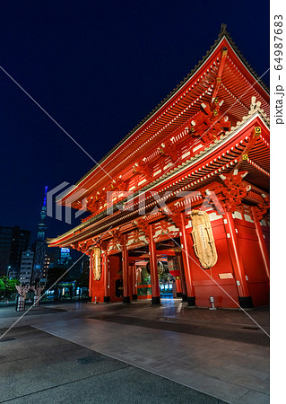 東京の都市風景 浅草浅草寺の夜景 64987683