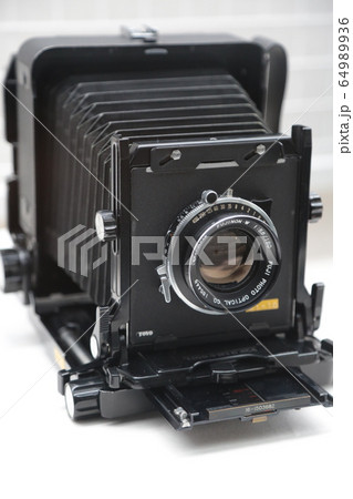 旧式の一眼レフカメラ 64989936