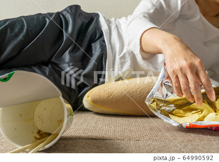 ぐうたらな日常　ぐうたらな女　干物女　巣ごもり 64990592