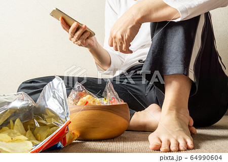 ぐうたらな日常　ぐうたらな女　干物女　巣ごもり 64990604