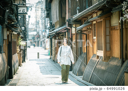 京都の町並みを観光する女性の写真素材