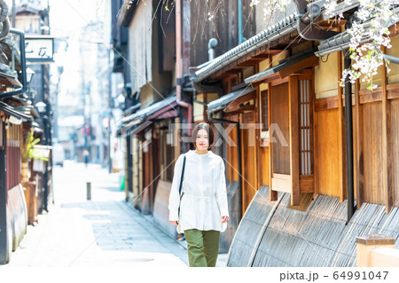 京都の町並みを観光する女性の写真素材