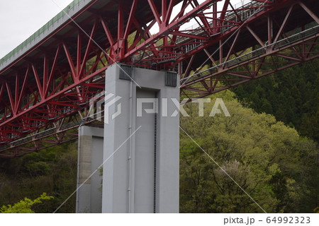 中央道の陸橋 64992323
