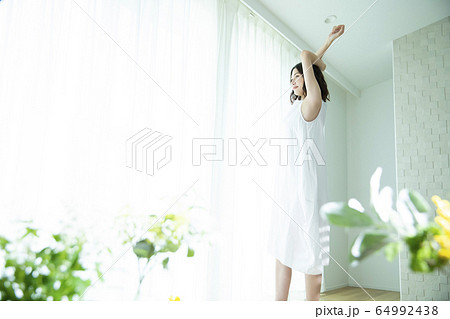 伸びをする女性 64992438