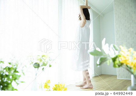 伸びをする女性 64992449