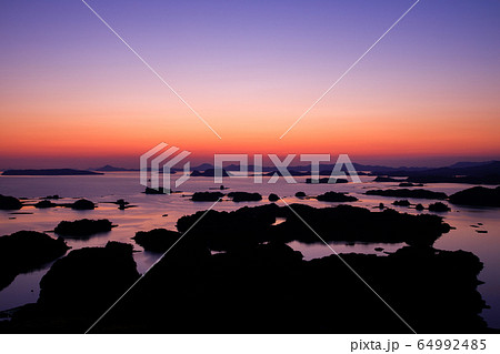 《長崎県 佐世保市》展海峰から見る夕焼けと九十九島 《長崎県 佐世保市》展海峰から見る夕焼けと九十九島 64992485