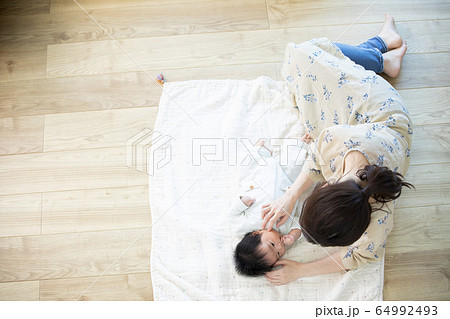 ママと赤ちゃん　 64992493