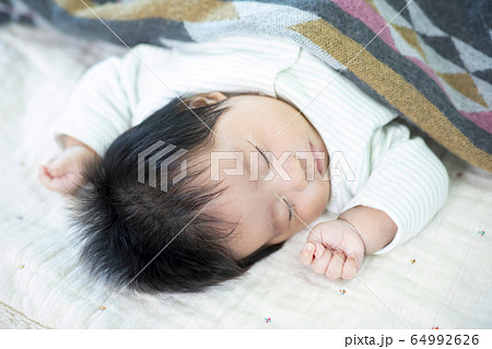 赤ちゃん 64992626