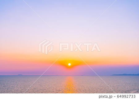 Beautiful sunset or sunrise around sea ocean bay with cloud on sky 64992733