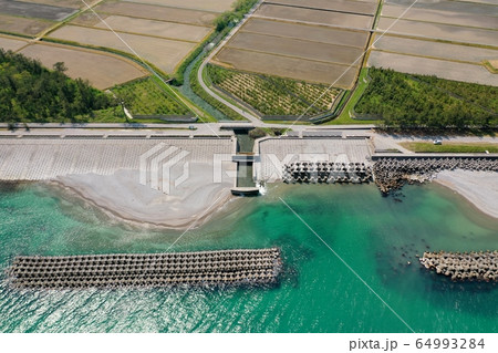 富山県入善町横山地区の海岸の様子 五月初旬 富山県入善町横山地区の海岸の様子 五月初旬 64993284