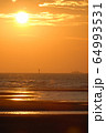 台湾高美に沈む夕陽と船 64993531