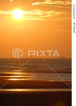 台湾高美に沈む夕陽と船 64993531