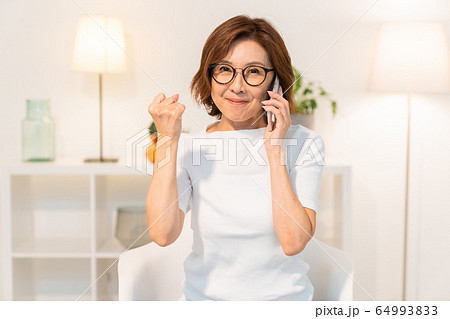 電話をするシニア女性 電話をするシニア女性 64993833