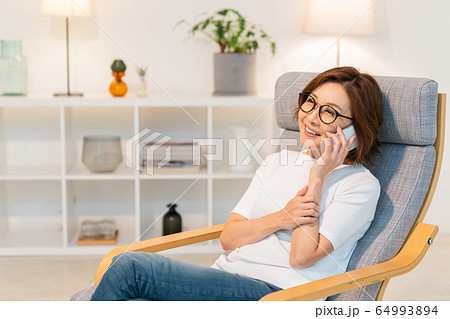 電話をするシニア女性 電話をするシニア女性 64993894