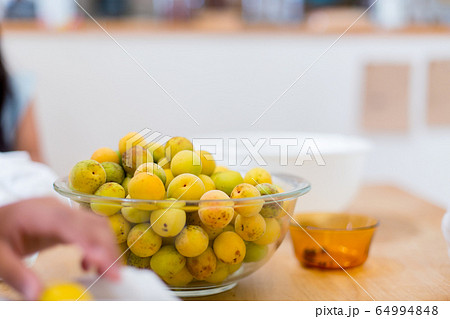 夏の梅仕事　こどもお手伝いイメージ 64994848