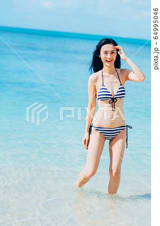 水着の若い女性 64995046