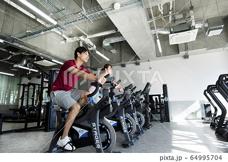スポーツジム　トレーナー　ジム仲間 64995704