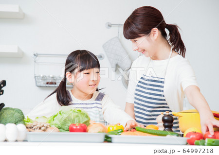 キッチン 料理 家族 親子 子供 お母さん ライフスタイル キッチン 料理 家族 親子 子供 お母さん ライフスタイル 64997218