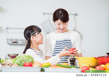 キッチン 料理 家族 親子 子供 お母さん ライフスタイル キッチン 料理 家族 親子 子供 お母さん ライフスタイル 64997219