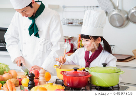 シェフ コック 職場体験 料理 料理教室 料理 家族 親子 子供 白バックの写真素材