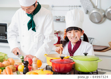 シェフ コック 職場体験 料理 料理教室 料理 家族 親子 子供 白バックの写真素材 64997324 Pixta