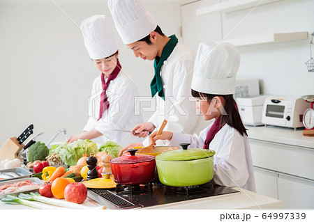 シェフ コック 職場体験 料理 料理教室 料理 家族 親子 子供 白バック シェフ コック 職場体験 料理 料理教室 料理 家族 親子 子供 白バック 64997339