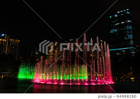 Night view of the dancing multi-colored fountains. 64998260