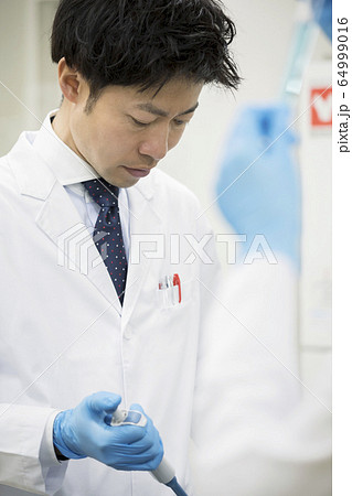 研究　開発　実験イメージ　マイクロピペット 64999016