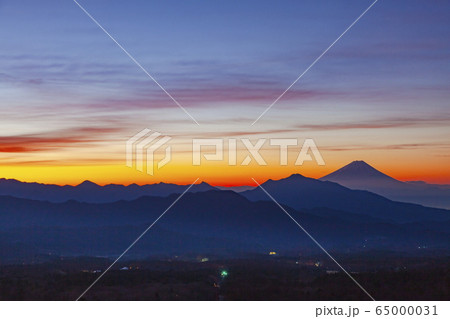 美し森山から眺める夜明けの富士山、山梨県北杜市清里にて 美し森山から眺める夜明けの富士山、山梨県北杜市清里にて 65000031