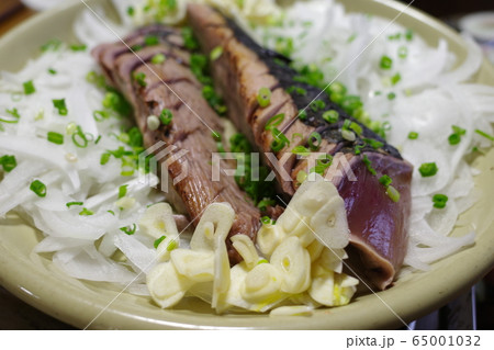 日本の美味しいカツオのたたき 日本の美味しいカツオのたたき 65001032