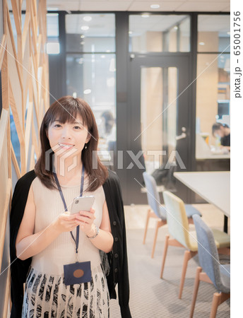 スマートフォンを持った女性 スマートフォンを持った女性 65001756