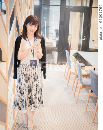 スマートフォンを持った女性 65001760