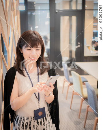 スマートフォンを持った女性 65001762