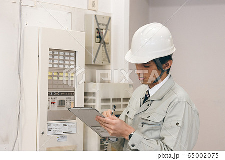 点検中の作業員 65002075