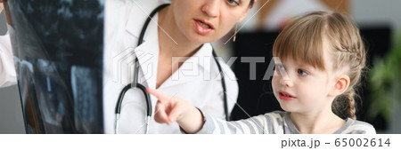 Kid speaking with doctor Kid speaking with doctor 65002614