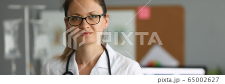 Doctor holding paper folder 65002627
