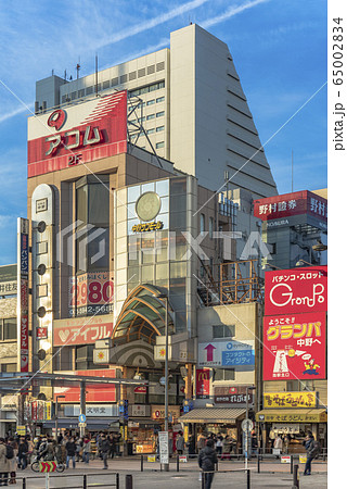 [東京・中野] 中野ブロードウェイへ導く中野サンモール商店街の入口 65002834