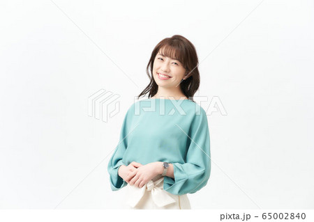 女性　白バック　スタジオ撮影 65002840