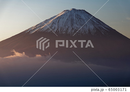 御坂山地・雪頭ヶ岳から朝焼けの富士山 御坂山地・雪頭ヶ岳から朝焼けの富士山 65003171