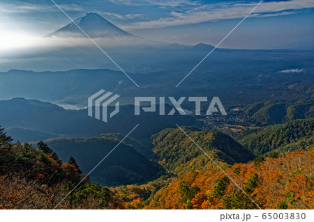 御坂山地・鬼ヶ岳稜線の紅葉と富士山 65003830