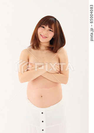 妊娠9ヶ月の妊婦さん 65004083